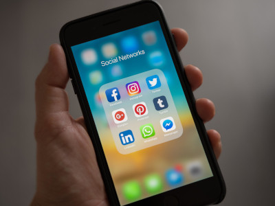 Smartphone mit Social-Media-Icons