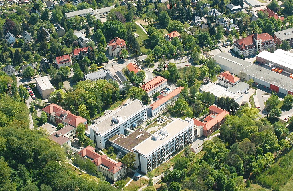 Luftaufnahme von Chemnitz mit Bäumen und Häusern